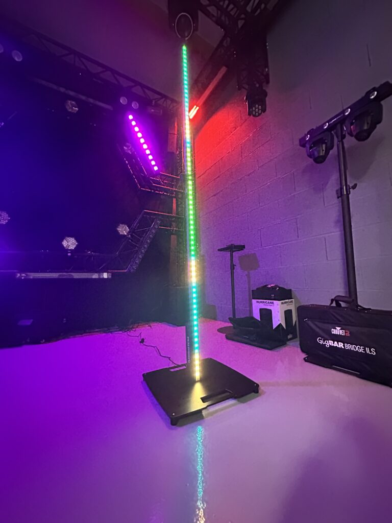 Barre lumineuse de support d'enceintes